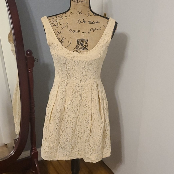 H & M LACE IVORY SKATER DRESS size 8